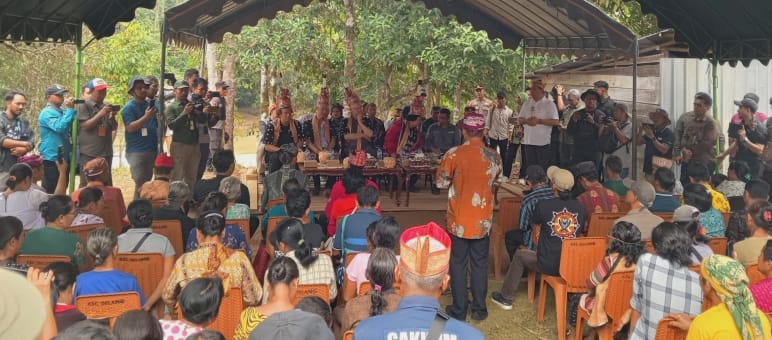 Reception for the delegation in the village