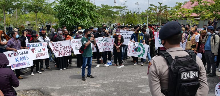 Protest by the citizens of Kinipan in front of the court in Palangkaraya, 2022