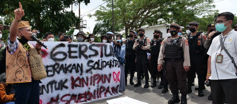 Solidarity with Kinipan – Save Kinipan Protest by the citizens of Kinipan in front of the court in Palangkaraya, 2022