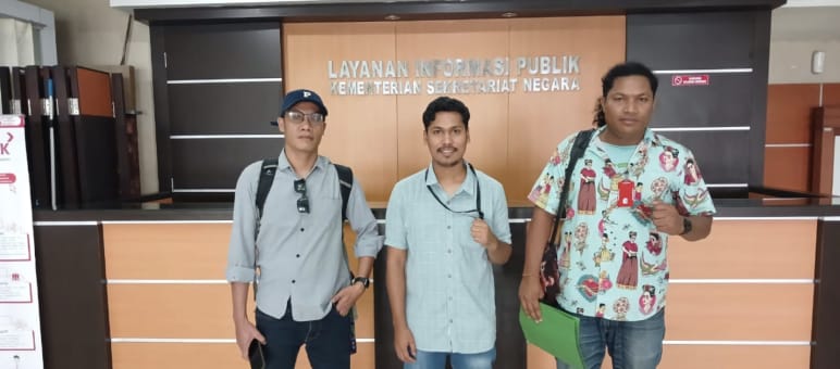 Three men at the State Secretariat