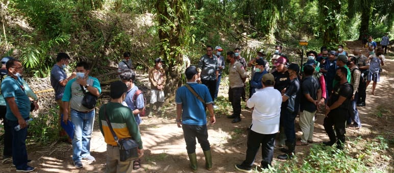 Journalists and residents of Penyang, Borneo