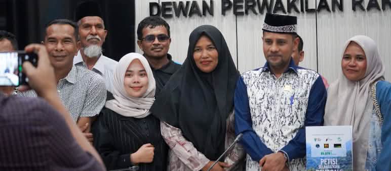 Activists with petition at parliament in Banda Aceh