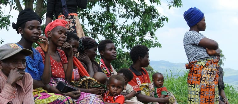 The Batwa live in poverty on the edge of Kahuzi-Biega National Park Indigenous Batwa: women and children in a village near Bukavu