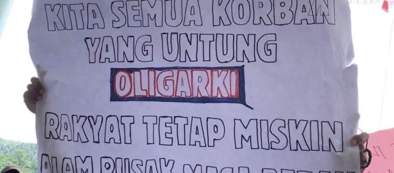 Banner with “We are all victims. The winner is the oligarchy. The The people stay poor. Nature is destroyed. Tourism has no future.”