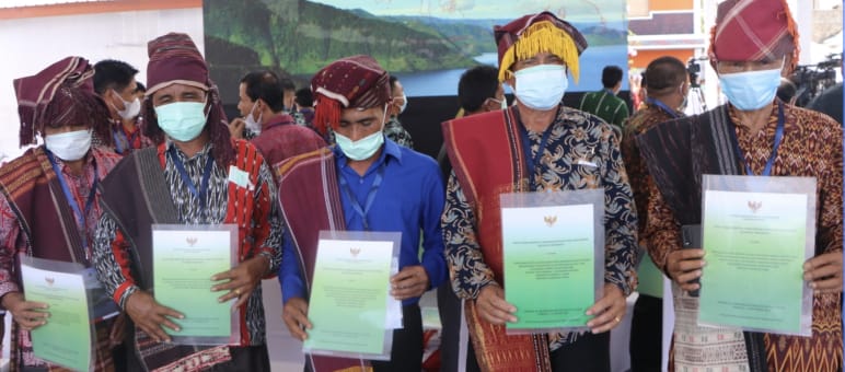 Five men in Batak dress displaying certificates