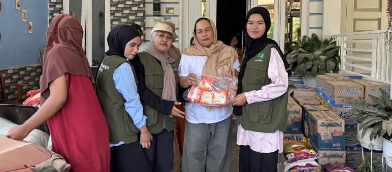 Women distributing relief supplies