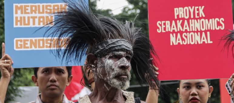 Vincent Kwipalo with placard: National Greed Project