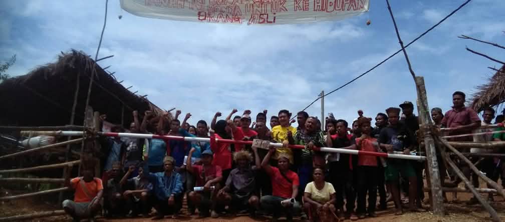 Indigenous people blocking a logging road in western Malaysia Indigenous people blocking a logging road in western Malaysia