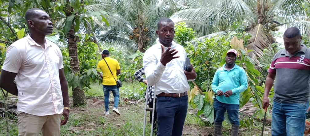 Luis Quintero, president of the Barranquilla de San Javier community, together with other residents impacted by the expansion of the palm oil industry in the region