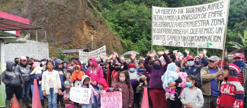 The community of Buenos Aires opposes mining People protesting against mining with banners and posters