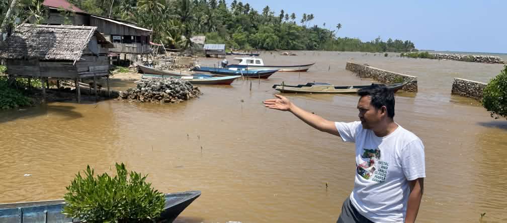 Amien Muhammad of the Alliansi Sulawesi the pollution caused by nickel mining affecting coastal communities on the island of Sulawesi