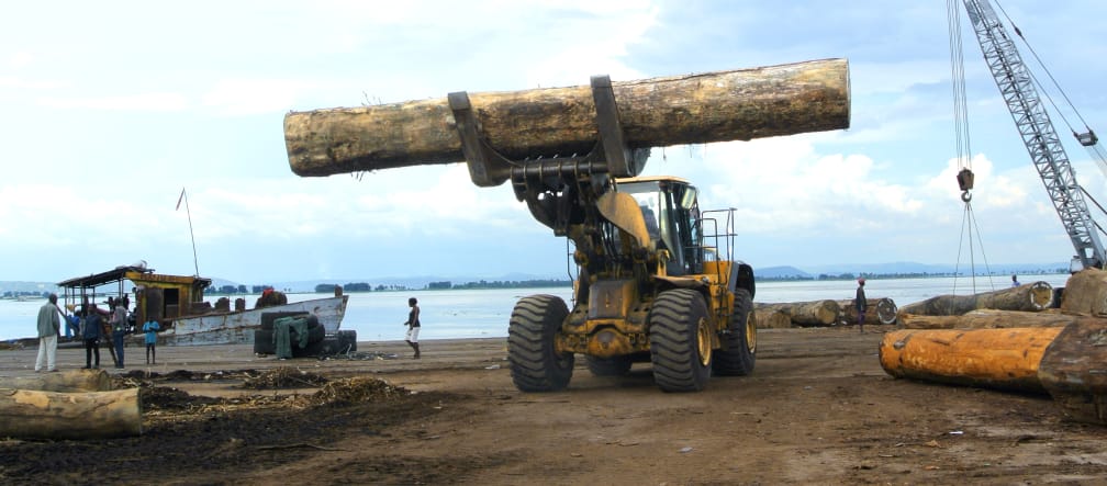 Loading timber in the port of Kinshasa