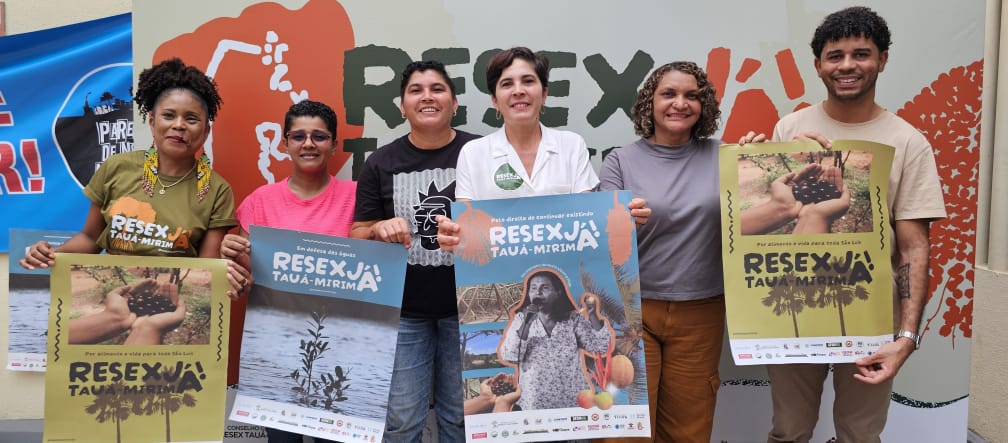 Six people hold up posters with various motifs and the words “Resex Tauá-Mirim now!”.