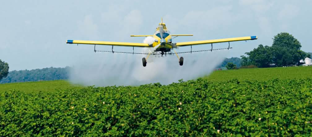 A crop duster sprays a soy plantation with pesticides © Gustavo Gilabert/Greenpeace