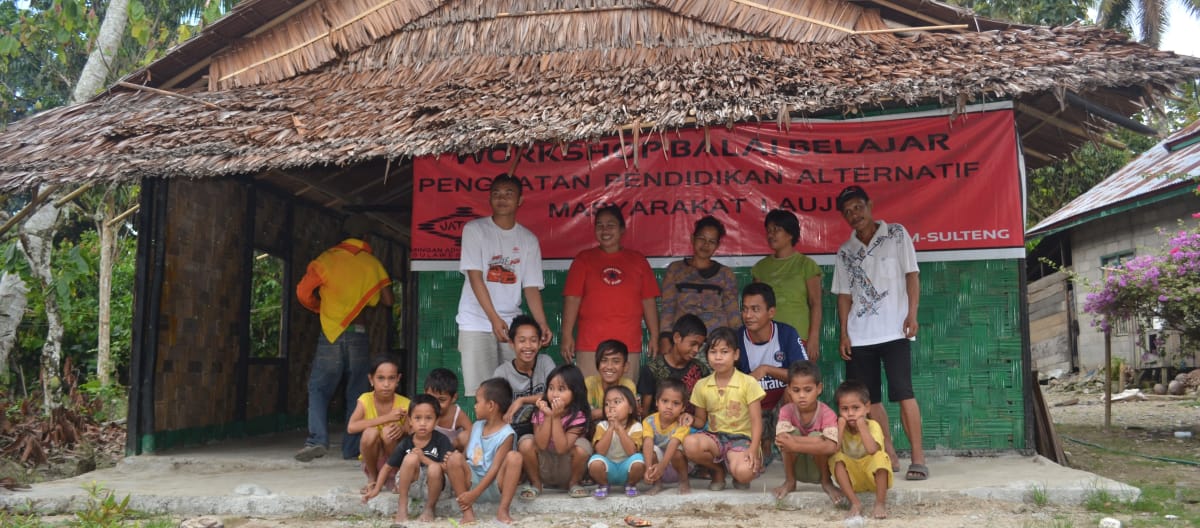 Children in front of alternative school