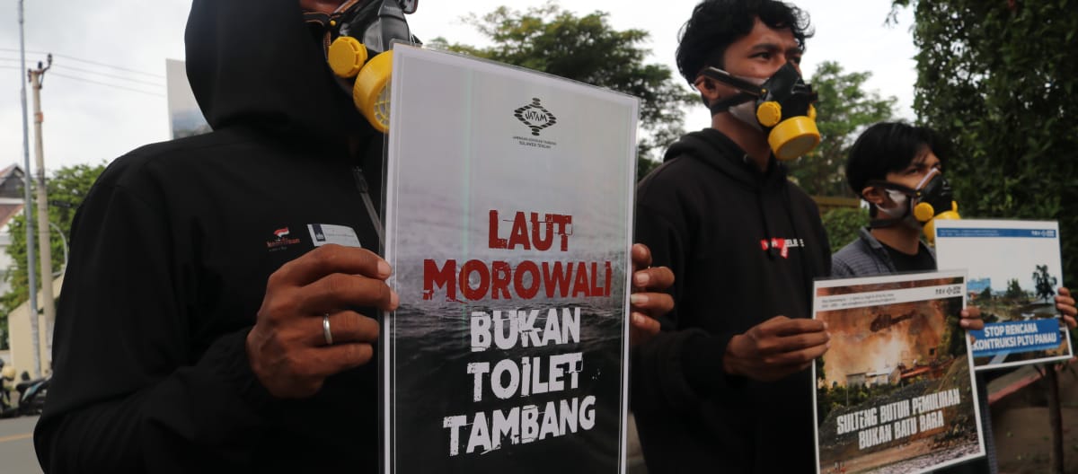 JATAM activists with placards