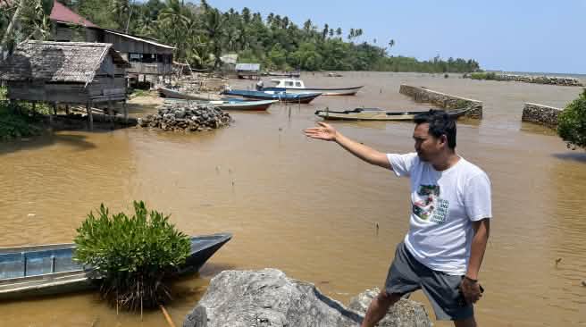 Amien Muhammad of the Alliansi Sulawesi the pollution caused by nickel mining affecting coastal communities on the island of Sulawesi