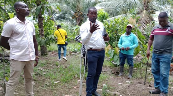 Luis Quintero, president of the Barranquilla de San Javier community, together with other residents impacted by the expansion of the palm oil industry in the region