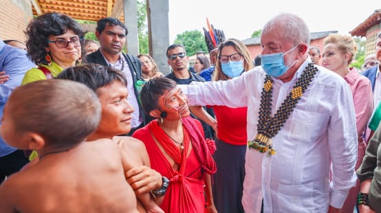 Brazilian President Lula da Silva speaking with Yanomami people