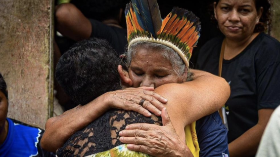 A participant of the funeral service embraces Maria Muniz Tupinambá, sister of the murdered Indigenous leader Maria de Fátima Muniz Pataxó (“Nega”)