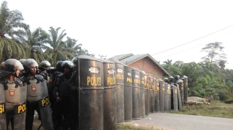 What is the greater threat to a peaceful society – indigenous people or the palm oil industry? Indonesia: police securing oil palm plantation