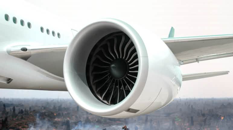 An insane idea: using palm oil for jet fuel Photomontage: an aircraft engine in front of a torched rainforest