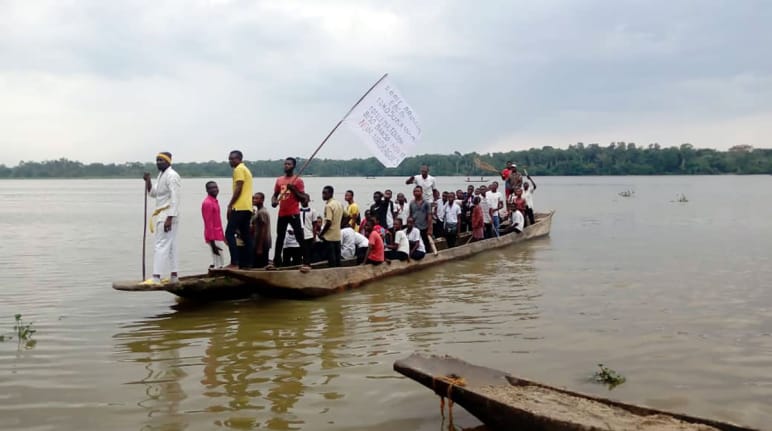 Villagers protesting on boats against the pollution of the Aruwimi River