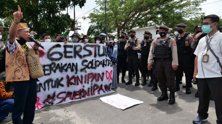 Protest by the citizens of Kinipan in front of the court in Palangkaraya, 2022