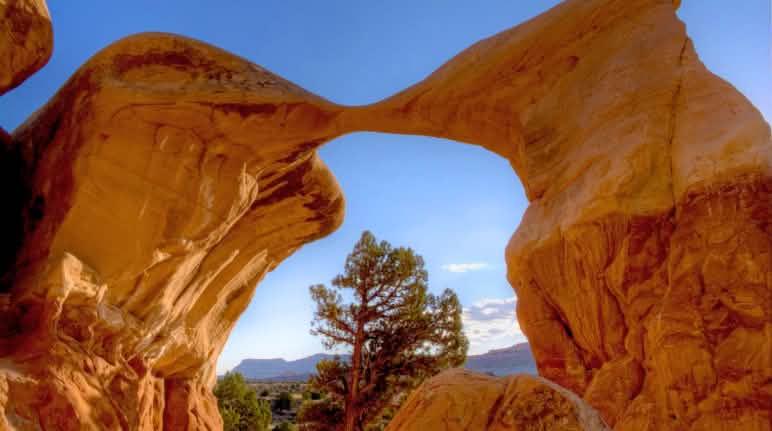 Metate Arch in the Grand Staircase-Escalante National Monument Metate Arch – Grand Staircase-Escalante National Monument