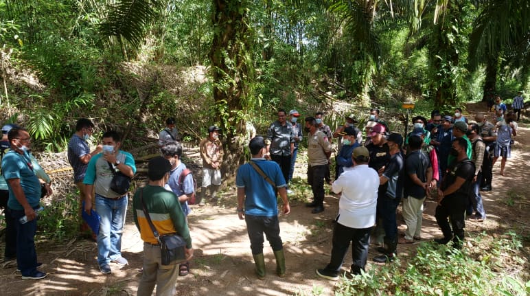 Journalists and residents of Penyang, Borneo