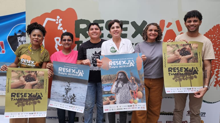 Six people hold up posters with various motifs and the words “Resex Tauá-Mirim now!”.