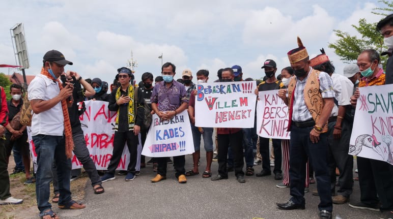 Demonstration for the release of village chief Willem Hengki from Kinipan in front of the court in Palangkaraya