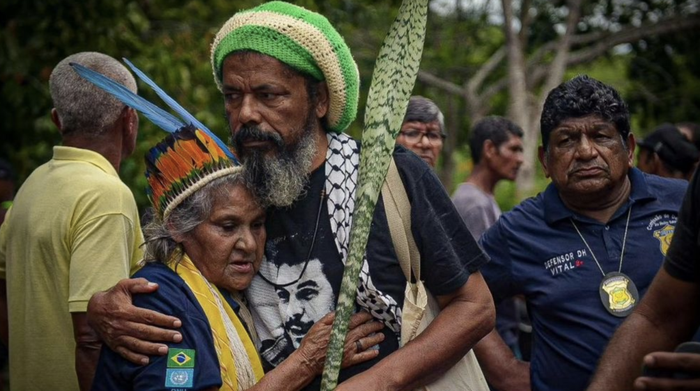 Joelson Ferreira embraces the sister of murdered Indigenous leader Maria de Fátima Muniz Pataxó (“Nega”)