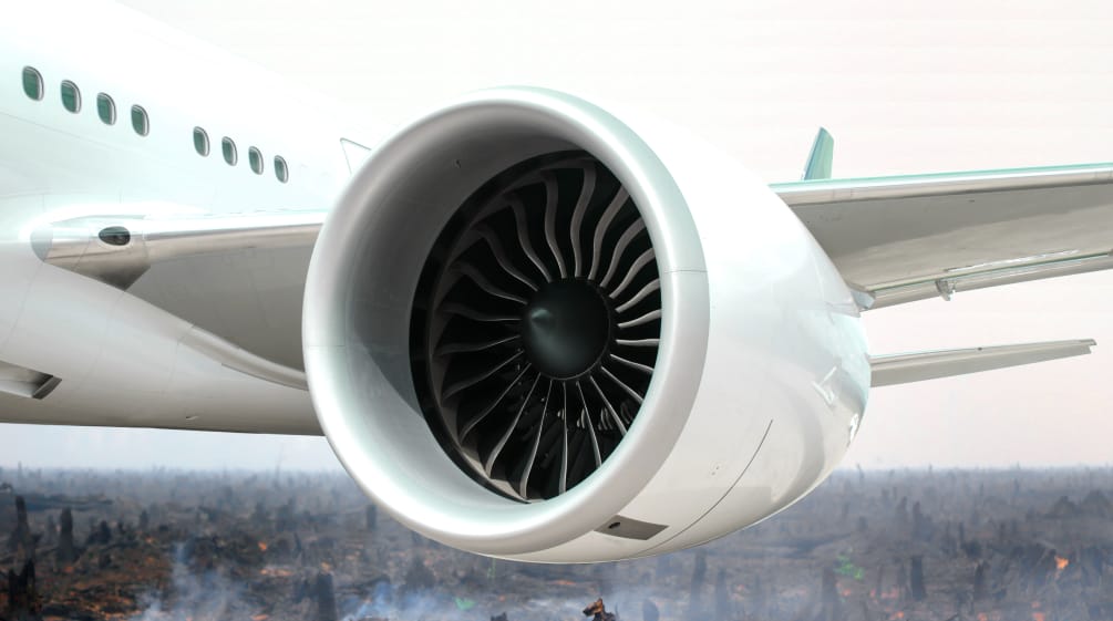 An insane idea: using palm oil for jet fuel Photomontage: an aircraft engine in front of a torched rainforest