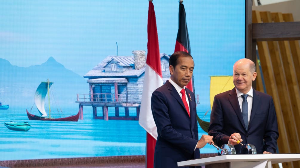 Indonesian President Joko Widodo and German Chancellor Olaf Scholz