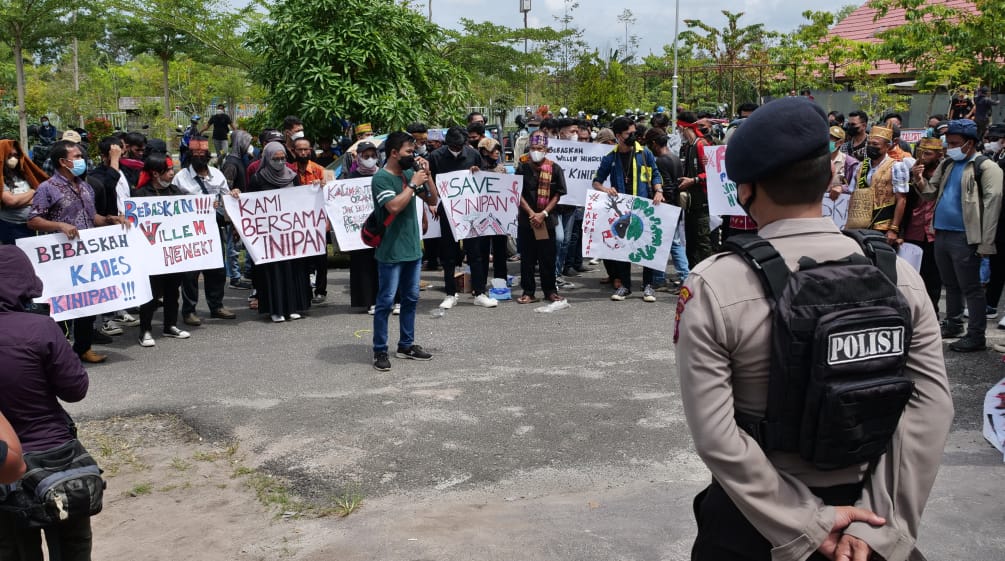 Protest by the citizens of Kinipan in front of the court in Palangkaraya, 2022