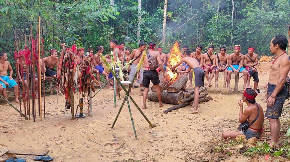 Kinipan people blocking the road for loggers and bulldozers