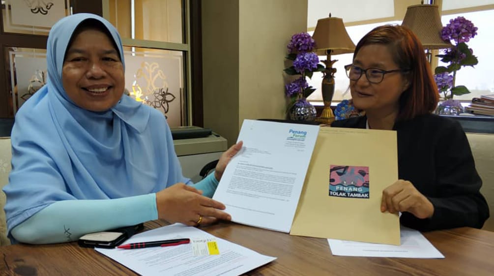 Signatures delivery of the petition "Save Malaysia's sea turtles" , July 2019 Signatures delivery to Local Government and Housing Minister Zuraida Kamaruddin