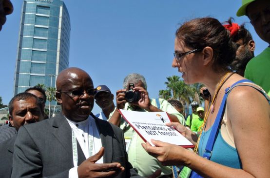 Guadalupe Rodríguez handing a petition to Motsamai Nkosi of the WFC