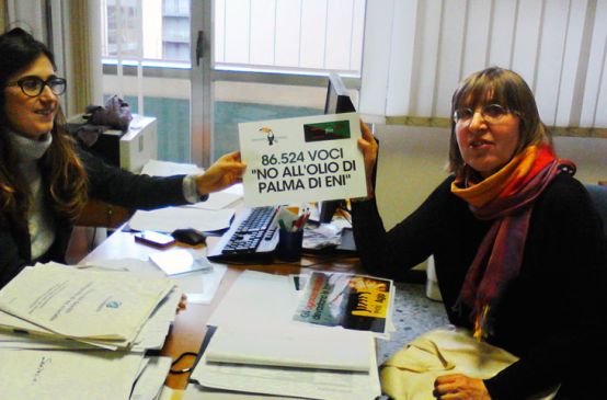 Activist Gianna del Fabbro hands over the petition against palm-oil biodiesel to Italian Ministry of the Environment staffer Francesca Santolini