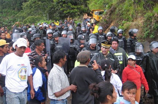 Riot police and Intag residents in the street