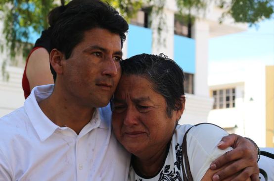 Javier Ramírez hugging his mother
