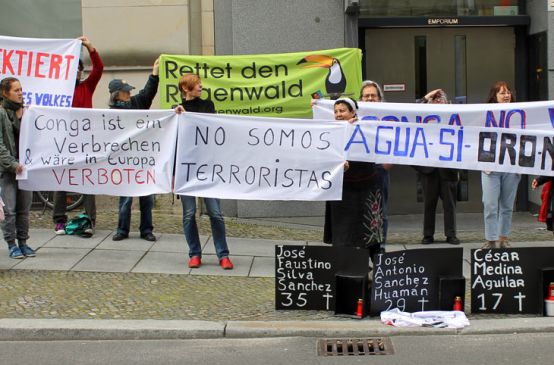 Protesters holding banners in front of the peruvian Embassy