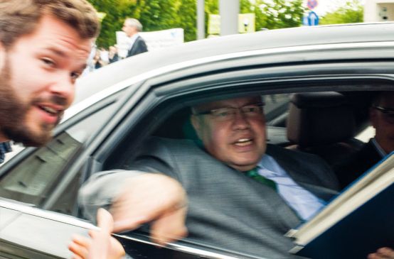 Rainforest Rescue hands over signatures to Altmaier