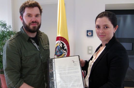 David Vollrath from Rainforest Rescue hands over the signatures to the diplomatic secretary