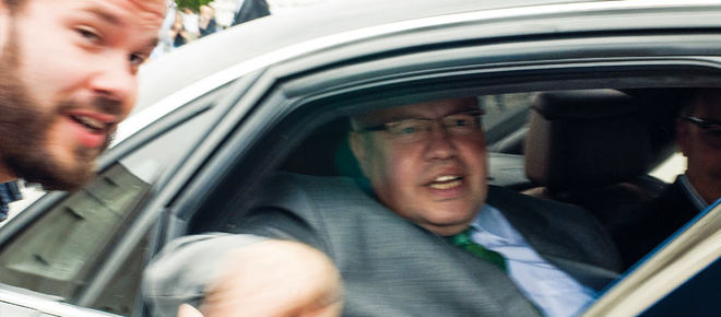 Rainforest Rescue hands over signatures to Altmaier