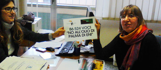 Activist Gianna del Fabbro hands over the petition against palm-oil biodiesel to Italian Ministry of the Environment staffer Francesca Santolini