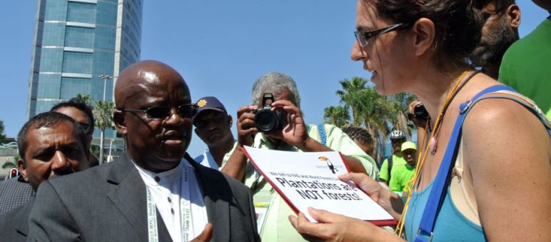 Rainforest Rescue campaigner Guadalupe Rodríguez handing the petition to Motsamai Nkosi, Program Manager of the WFC Guadalupe Rodríguez handing a petition to Motsamai Nkosi of the WFC