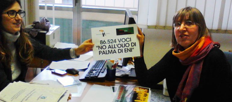 Petition with 86,524 signatures submitted to the Italian government Activist Gianna del Fabbro hands over the petition against palm-oil biodiesel to Italian Ministry of the Environment staffer Francesca Santolini