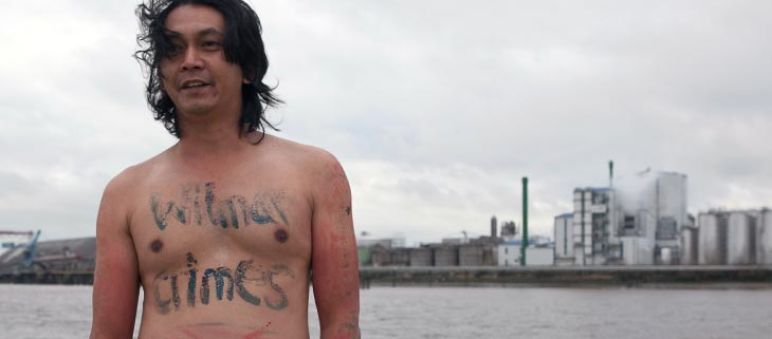 "Wilmar Crimes" – Feri protests using all of his physical strength Feris protests against Wilmar